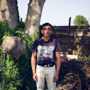 Eduardo Takahashi, 3rd generation, in the farm he inherited from his father and grand-father. Eduardo was studying graphic design in Lima when his father passed away. He came back to Huaral in order to help his mother at the farm. Huaral, 2017 / Eduardo Takahashi, 3ème génération, dans la ferme qu'il a héritée de son père. Eduardo a fait des études en design graphique à Lima. Huaral, 2017.
