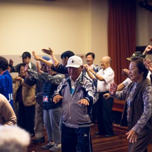 Okinawa dancing in the Jinnai Centre, a  department of the Peruvian Japanese Association dedicated to elderly people. Peruvian Japanese Cultural Centre, Jesus Maria district, Lima, 2017. / Danse d'Okinawa au Centre Jinnai, un département de l'association péruvo-japonaise dédié aux personnes âgées, centre culturel péruvien-japonais, quartier Jesus Maria, Lima, 2017.