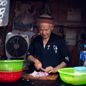 “Jimy” Choko Tsukasan, owner of the stall “Antojitos Suki” in the Magdalena market, Magdalena del Mar district, Lima, 2017. / « Jimy » Choko Tsukasan, propriétaire de l'échoppe « Antojitos Suki » dans le marché de la Magdalena, quartier Magdalena del Mar, Lima, 2017.