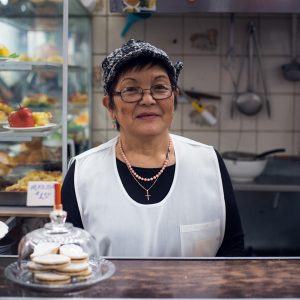 Angelica Oyakawa de Oshiro, 2nd generation, has been cooking traditional Peruvian dishes in the Magdalena market for the last forty years, Magdalena del Mar district, Lima, 2017. / Angelica Oyakawa de Oshiro, 2ème génération, prépare des plats traditionnels péruviens dans le marché de la Magdalena depuis quarante ans, quartier Magdalena del Mar, Lima, 2017.