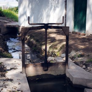 Irrigation system set up with the help from Japanese engineers. The Peruvian coast is arid. INIA, Huaral, 2017. / Système d'irrigation mis en place avec l'aide d'ingénieurs japonais. La côte péruvienne est désertique. INIA, Huaral,  2017.