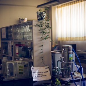Laboratory to improve the quality of plants. Only Peruvian people work here now. INIA, Huaral, 2017. / Laboratoire pour améliorer la qualité des plantes. Seuls des péruviens travaillent aujourd'hui ici. INIA, Huaral, 2017.