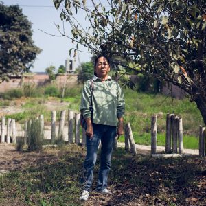 Carmen Hito, 2nd and 3rd generations, in a Japanese garden in honour of three Japanese engineers who got killed by the terrorist organisation the Shining Path at the INIA on the 12th July 1992. Her father, their driver and interpret, was not killed. Huaral, 2017. / Carmen Hito, 2ème et 3ème générations, dans un jardin japonais en l'honneur de trois ingénieurs japonais assassinés par l'organisation terroriste du Sentier Lumineux, à l'INIA, le 12 juillet 1992. Son père, leur chauffeur et traducteur, fut épargné. Huaral, 2017.