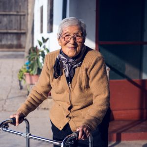 Mitsuko Kobayashi, 1st generation, in the garden of her son Lucho. Huaral, 2017. / Mitsuko Kobayashi, 1ère génération, dans le jardin de son fils Lucho. Huaral,  2017.