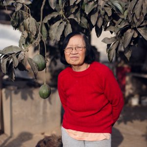 Harumi Seki Kobayashi, 2nd generation, wife of Lucho, in her garden in Huaral, 2017. Harumi has been suffering from memory loss for about ten years. / Harumi Seki Kobayashi, 2ème génération, épouse de Lucho, dans son jardin à Huaral, 2017. Harumi souffre de perte de mémoire depuis une dizaine d'années.