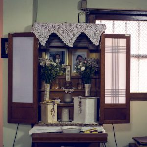 Butsudan, Buddhist religious sanctuary, accompanied by Catholic rosaries in memory of Carmen's parents. Huaral, 2017. / Butsudan, sanctuaire religieux bouddhiste, accompagné de chapelets en souvenir des parents défunts de Carmen. Huaral, 2017.