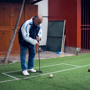 Enrique Shimabukuro, 2nd generation, used to run a typical Peruvian tea room. He loves speaking English and teaches me how to play gateball. AELU, Lima, 2017. / Enrique Shimabukuro, 2ème génération, possédait un salon de thé typiquement péruvien. Il adore parler anglais et m'enseigne comment jouer au gateball. AELU, Lima, 2017.