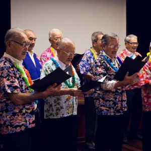 Rehearsing for a show in honour of mother and father's days by and for the people of the Jinnai Centre, a department of the Peruvian Japanese Association dedicated to elderly people. Peruvian Japanese Cultural Centre, Jesus Maria district, Lima,  2017. / Répétition pour le spectacle en l'honneur de la fête des mères et des pères du centre Jinnai. Centre culturel péruvien-japonais, quartier Jesus Maria, Lima, 2017.