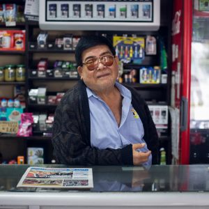 Julio Arakaki, 2nd generation, owner of the local shop called “Arakaki” for fifty years, Miraflores district, Lima, 2017. / Julio Arakaki, 2ème génération, propriétaire de l'épicerie « Arakaki » depuis cinquante ans, Lima, 2017.